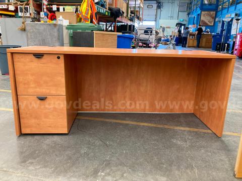 Desk with 2 locking drawers and adjustable feet