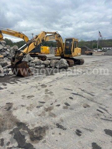 1997 John Deere 290D Excavator – Operational / Needs Repair