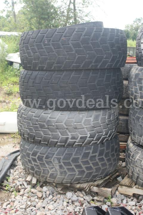Lot of 4 Sand Trail Tubeless 450/80R20 Tires