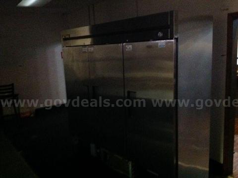 True Mdl T-72F Three door Stainless steel reach-in cooler