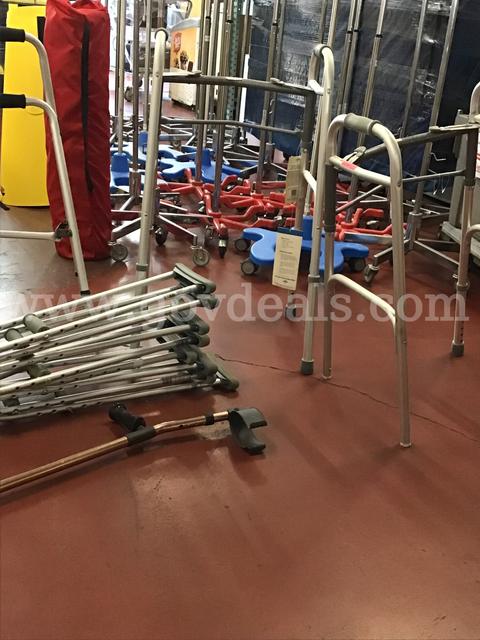 MEDLINE UNDER-ARM STANDER CRUTCHES (A LOT OF 4 PAIRS) Arm & 2 Walkers