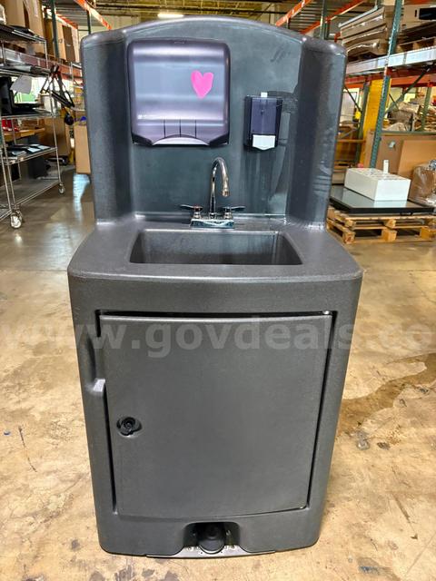 CROWN VERITY PORTABLE SINK (1 UNIT)