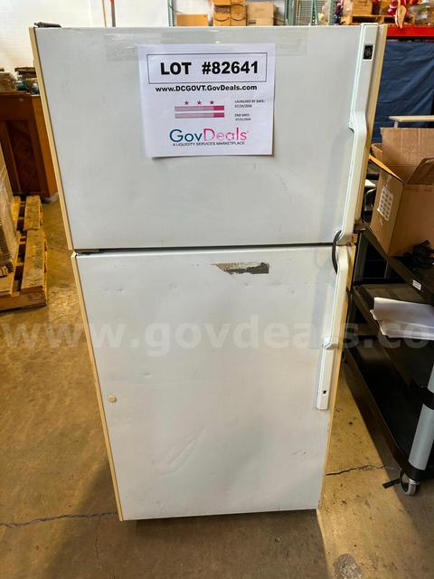 GE Top Freezer Refrigerator - POWER ON
