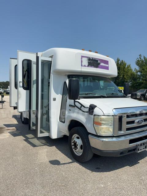 2016 Ford E-350 Super Duty Elkhart Coach Wheelchair Shuttle Bus β 5.4L V8 β Ricon Lift