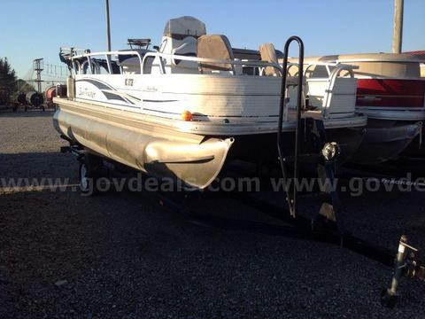 2008 Sun Tracker Mdl Bass Buggy 18 Pontoon Boat with Trailer