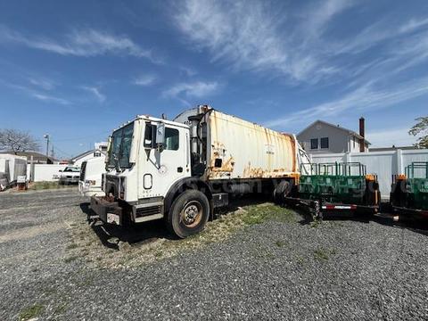 2005 Mack MR688S