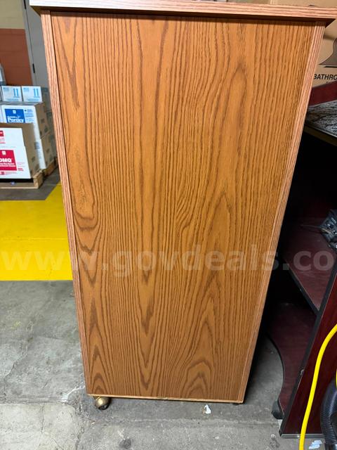 LECTERN WITH WHEELS