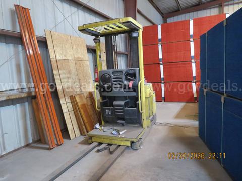 2005 Hyster R30XM-1 Narrow Aisle Forklift *Inoperable*