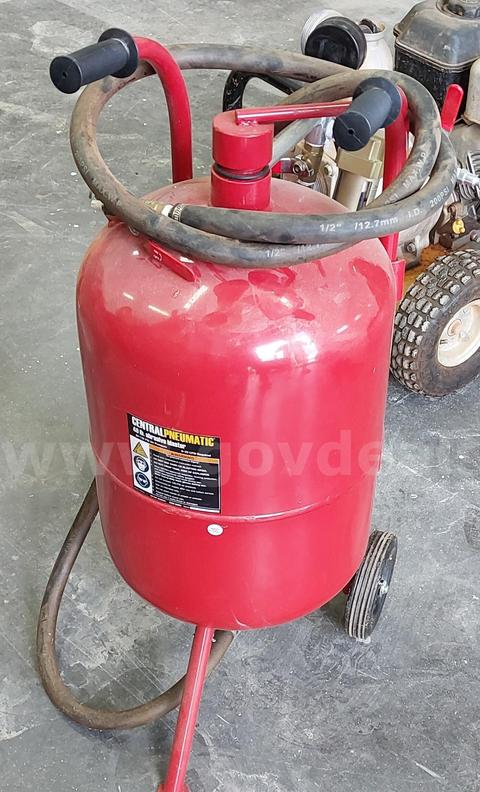 Central Pneumatic Sand Blaster - 40 LB Capacity - Excellent Condition