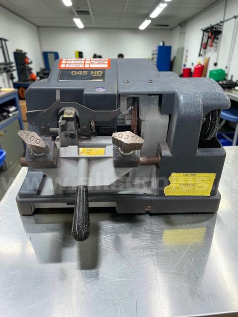 Ilco 045 HD Manual Key Duplicator Machine β Heavy Duty Locksmith Key Cutter
