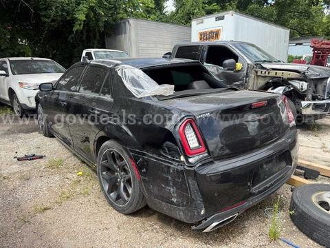 2022 Chrysler 300 **WRECKED LOW MILES CLEAN TITLE**