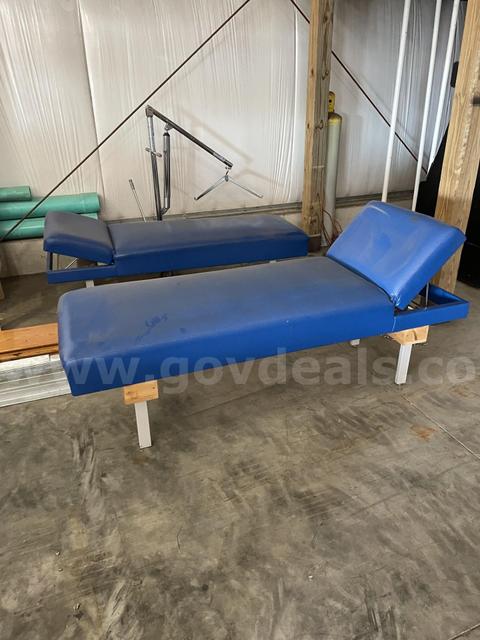 Set of two cushioned clinic tables/beds