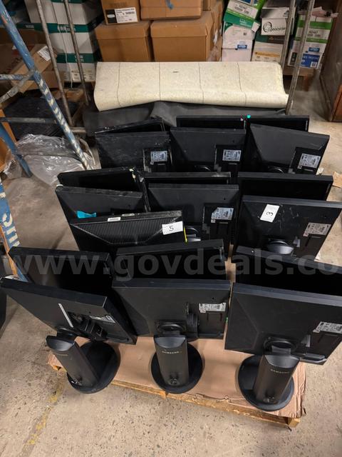 19 Samsung Monitors