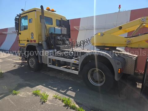 2006 Mercedes-Benz Actros 2041 AS & Overaasen Trailer Runway Sweeper RS400