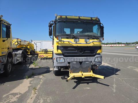 2006 Mercedes-Benz Actros 2041 AS & Overaasen Trailer Runway Sweeper RS400