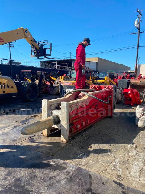 UB 425 HAMMER / BREAKER 20,000 lbs. It’s linked up to go on CATERPILLAR 374 Excavator