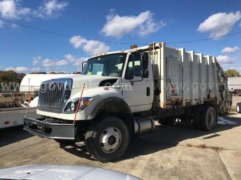 2011 International 7400 with Heil Packer Body