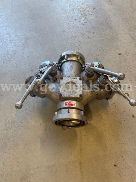 5 Way Manifold Valve 4 Inch Stortz Inlet, 2.5 Inch Outlets (lot 1)