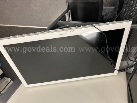 32" Panasonic TV **Some Screen Burn-In**