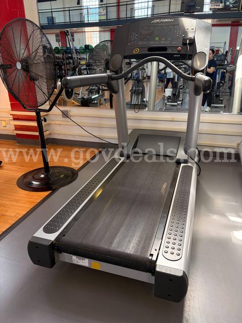LIFE FITNESS TREADMILL