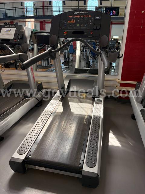 LIFE FITNESS TREADMILL