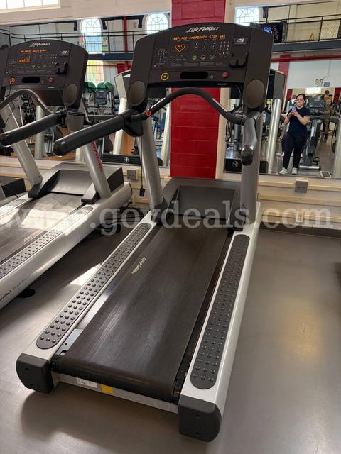 LIFE FITNESS TREADMILL