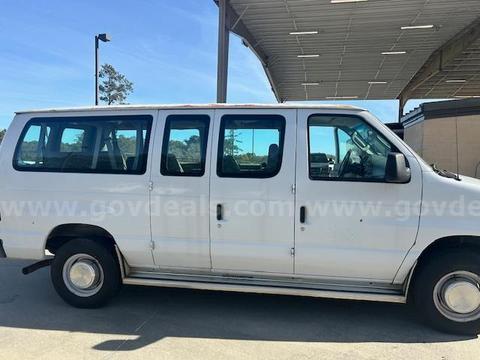 Lot of 2006 E350 12 Passenger Ford Van