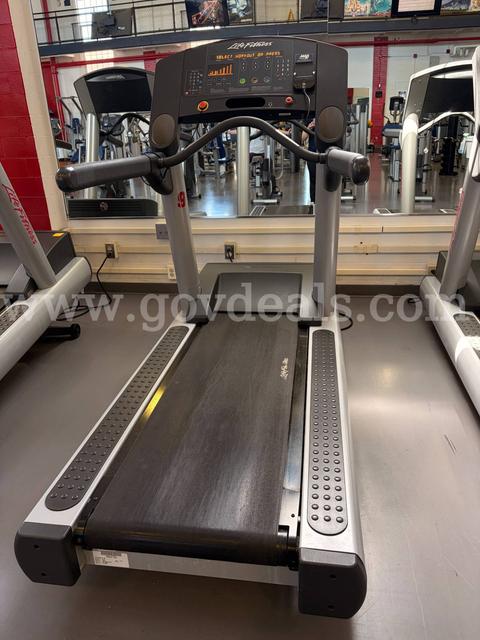 LIFE FITNESS TREADMILL