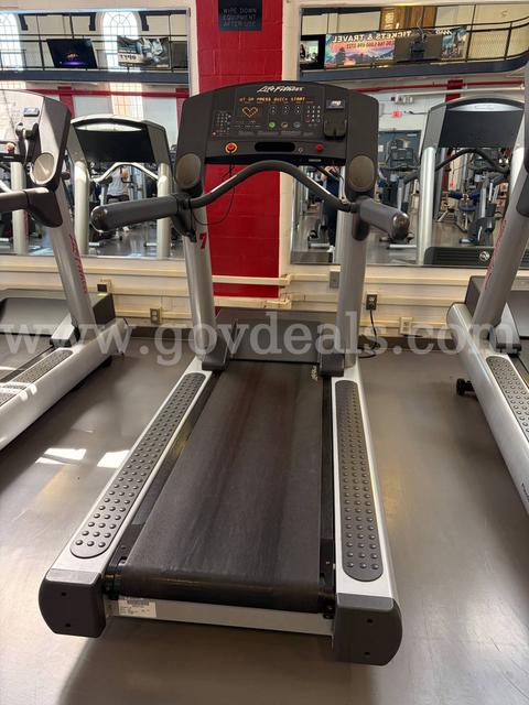 LIFE FITNESS TREADMILL