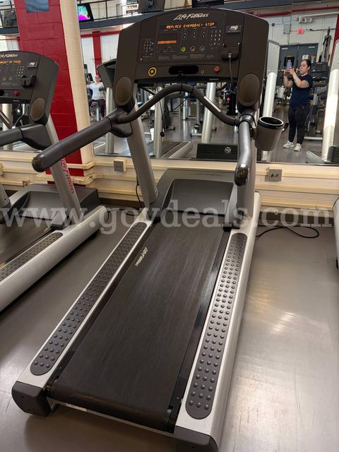 LIFE FITNESS TREADMILL