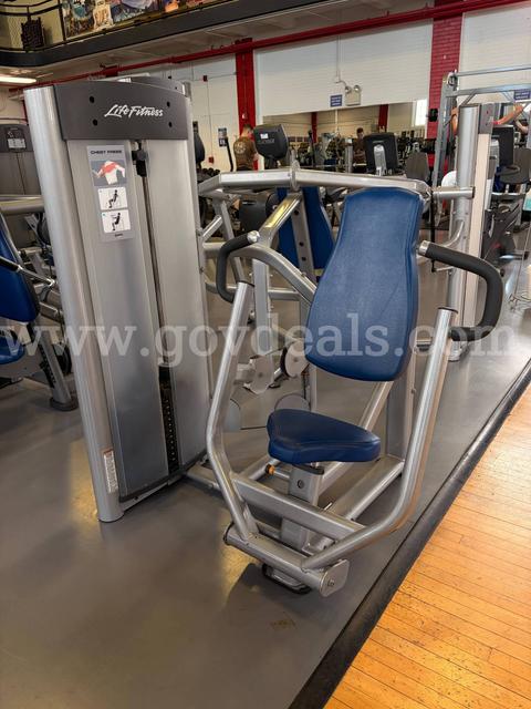 CHEST PRESS MACHINE