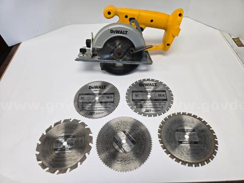 DeWalt Trim Saw w/ Extra Blades (Anchorage, AK)