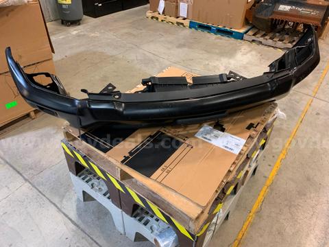 Pallet With GM Bumper Cover (ID #45902) (I10-3RL) (26-1351-1) 85227