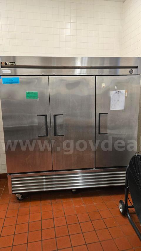 REACH IN FREEZER
