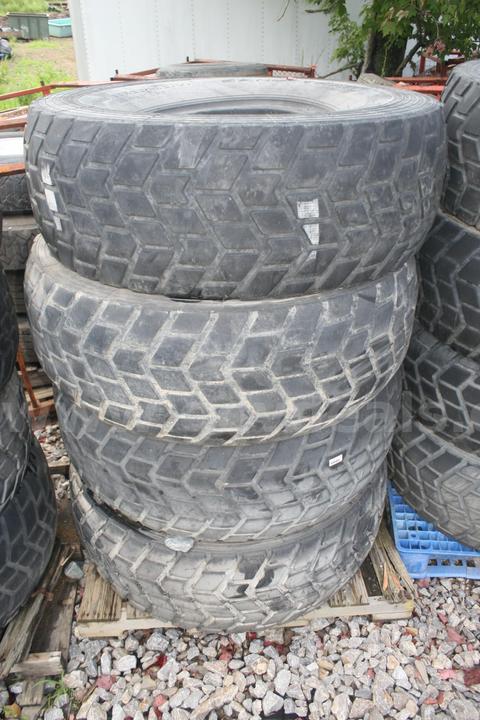Lot of 4 Sand Trail Tubeless 450/80R20 Tires