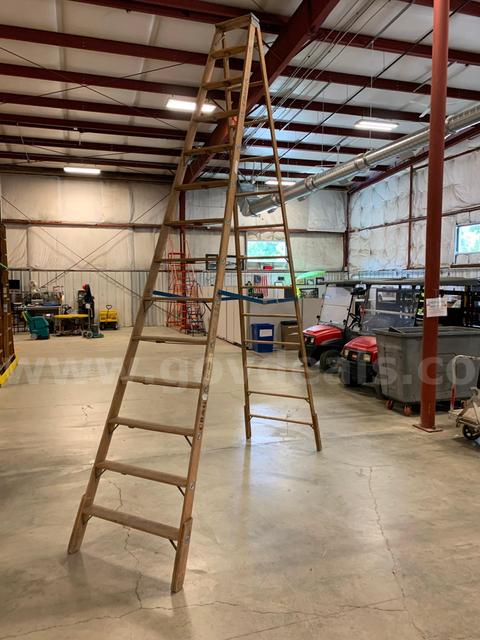 Wooden Folding Ladder 14' (ID #46113) (G1-3RL & G2-3RL) (26-0763-2) 179