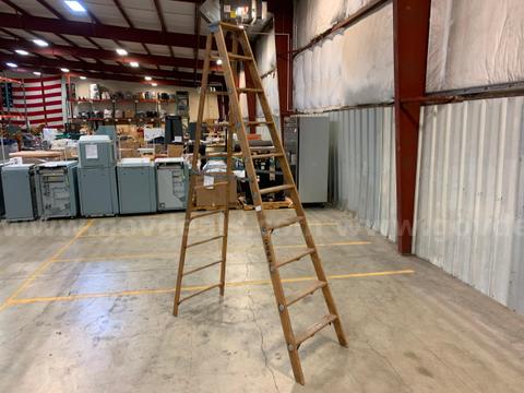 Wooden Folding Ladder 12' (ID #46125) (E0-END) (26-0763-2) 179