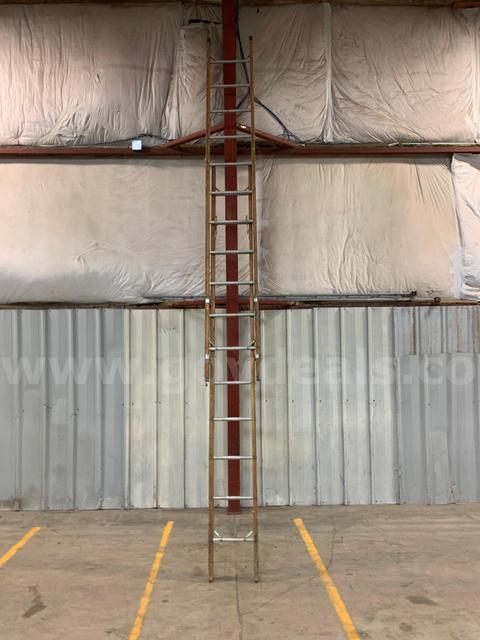 Wooden Extension Ladder 24' (ID #46126) (F0-END) (26-1269-13) 179
