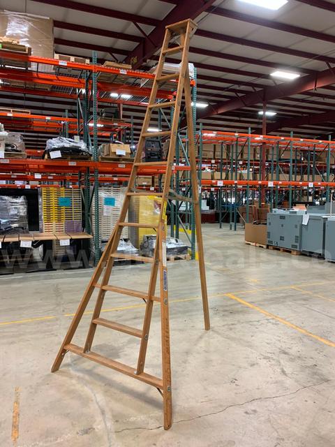 Wooden Folding Ladder 12' (ID #46128) (D0-END) (26-0763-2) 179
