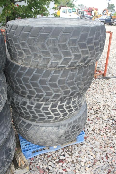 Lot of 4 Sand Trail Tubeless 450/80R20 Tires