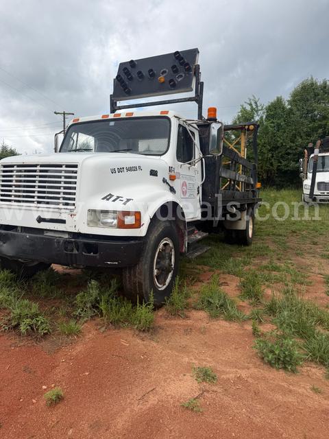 International 4700 S/A Attenuator Truck