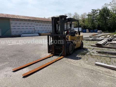 1999 Caterpillar GPL40 Pneumatic Tire Forklift -Inoperable