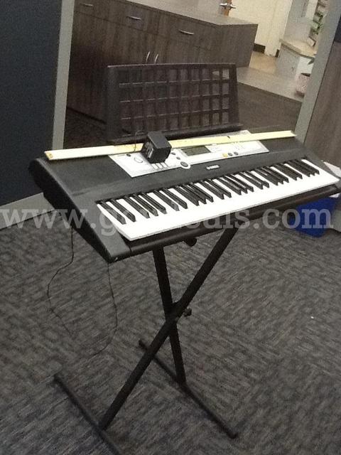 Yamaha Keyboard with Stand