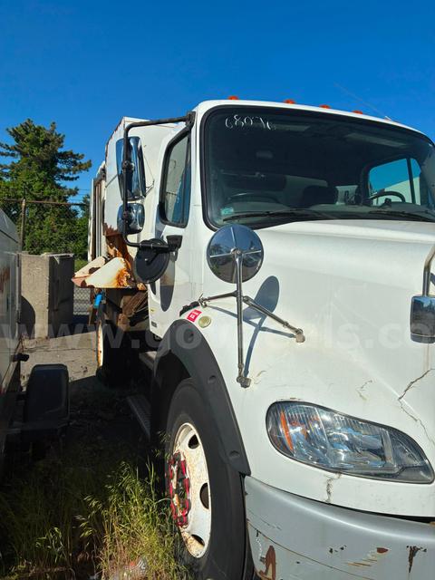2014 FRIEGHTLINER STREET SWEEPER - RUNS ON NATURAL GAS