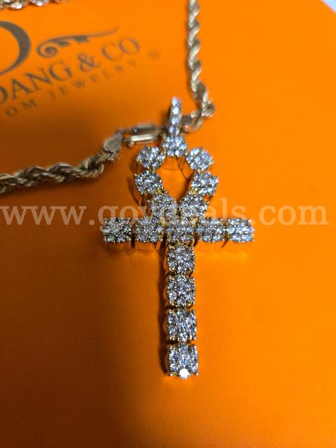 10Kt Cross Pendant with 10Kt Gold Rope Chain - Lot 46-47