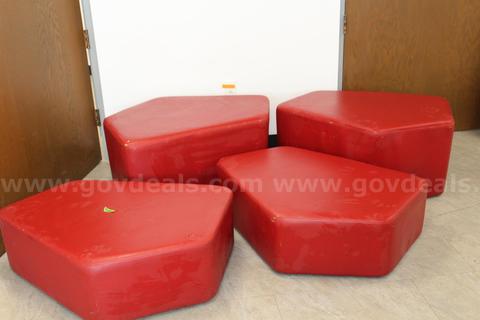 Lounge furnishings - lot of 4