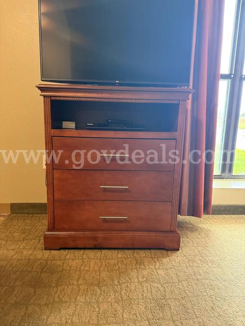 Lot of 71 3 drawer tv stand. 38.5"x31.5"x19"