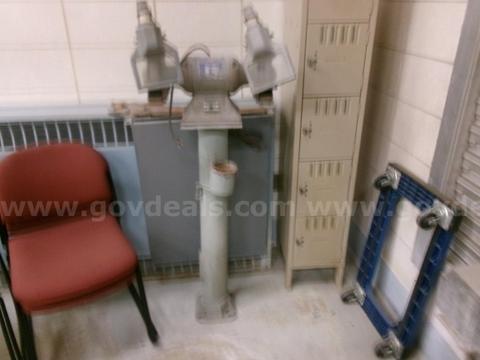 ELECTRIC GRINDR ON A STAND 1 HAND SAW