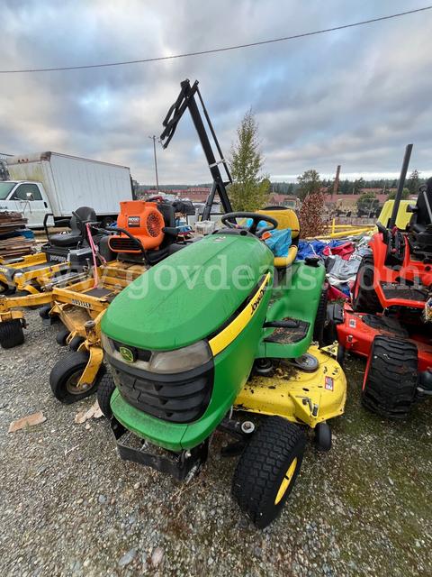 John Deere X320 Riding Mower - NON-OPERATIONAL/ PARTS/ REPAIR