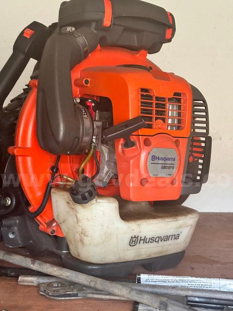 2 Leaf blowers
